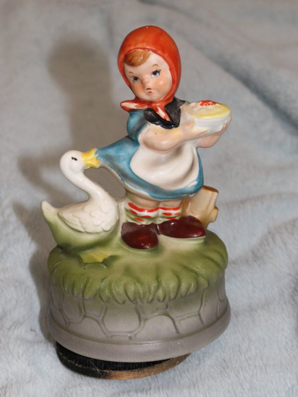 Vintage 1980s girl with ducks ceramic music box.